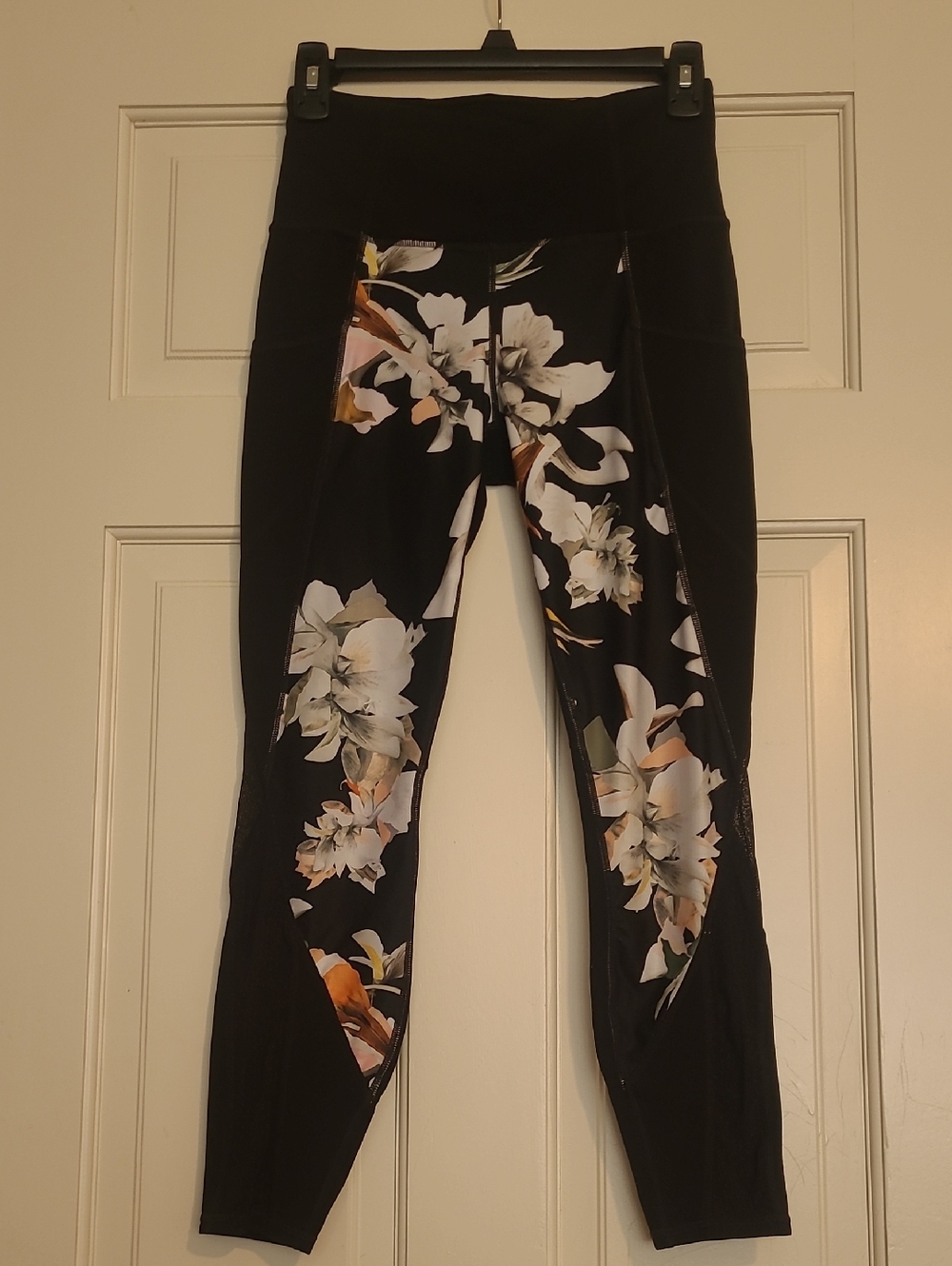 Athleta Black and Cream Activewear Leggings
